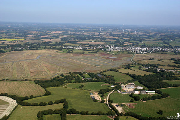 Vue aérienne des marais de Brouel et de Cambon au sud du bourg d'Ambon